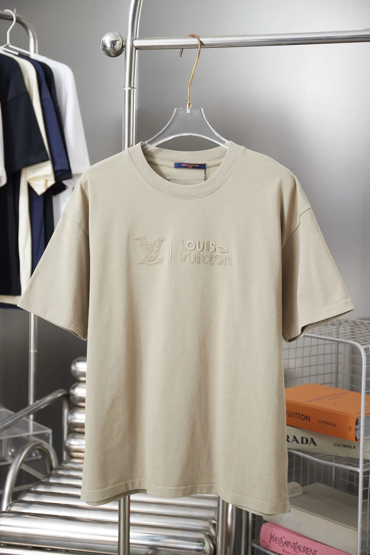 🅿️200 1V 25SS early spring new style short sleeves with embroidered letters, light luxury, a must-have item for daily commuting for men and women, correct version, welcome to compare, detailed features · 320 grams of 100% pure cotton double yarn jersey fabric · Special thickened 32 pieces of double yarn 1X1 thread in the same vat · Imported Tajima machine hollow embroidered letter logo. Ready-made garments are washed to make the embroidery softer · Double-needle sewing and cross-seam technology · Original main mark, washed tag, brand moisture-proof paper packaging Color: black/white/khaki Size: S/M/L/XL